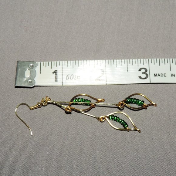 Handcrafted gold and green dangle earrings - Picture 3 of 3